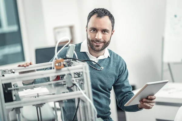 Positivo bello uomo adulto utilizzando la tecnologia 3d — Foto Stock