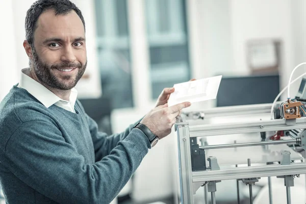 Gioioso uomo positivo in possesso di un modello 3d — Foto Stock