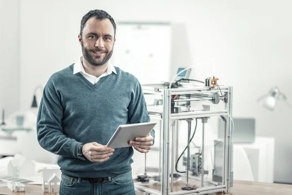 Deliziato uomo positivo in piedi in ufficio — Foto Stock