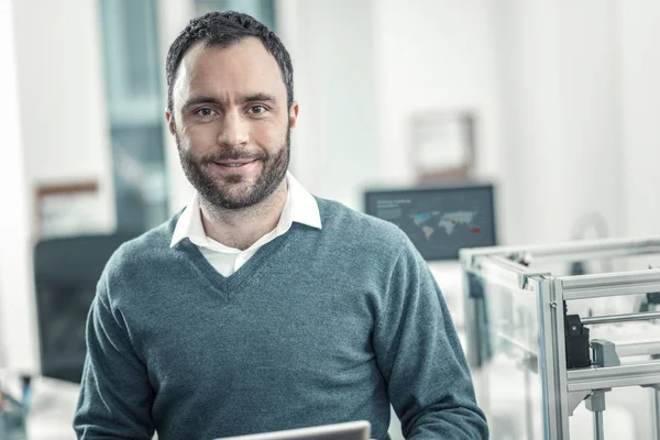 Positiv vuxen trevlig man leende till dig — Stockfoto