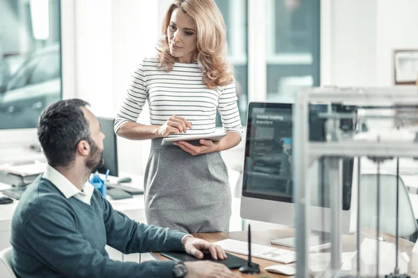 Hermosa mujer inteligente mirando a su colega —  Fotos de Stock