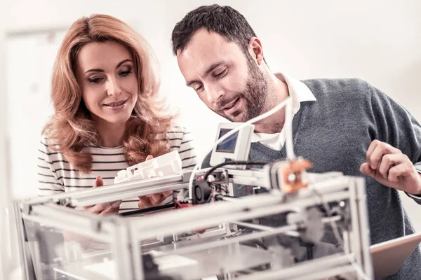 Diseñadores profesionales viendo en el diseño de plástico blanco — Foto de Stock