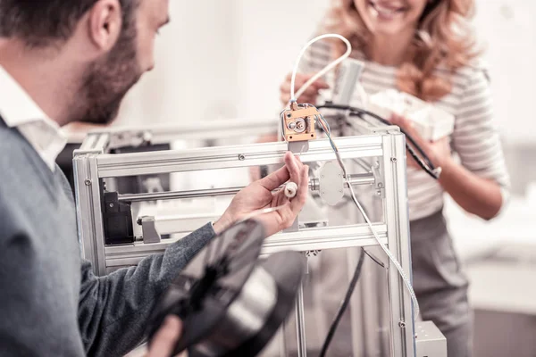 Bärtiger Mann repariert 3D-Drucker im Büro — Stockfoto