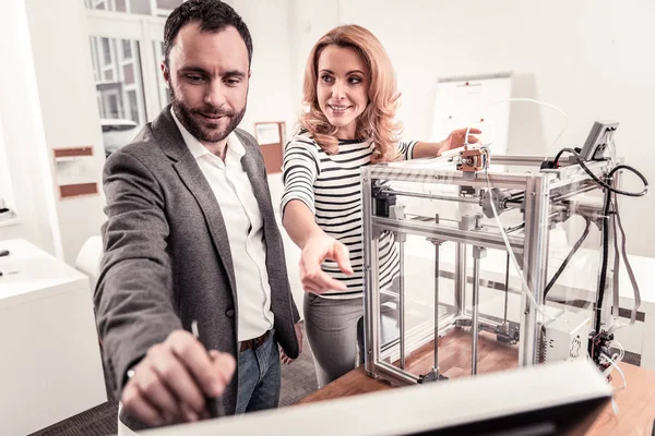 Hombre y mujer inteligentes discutiendo la impresión 3D — Foto de Stock