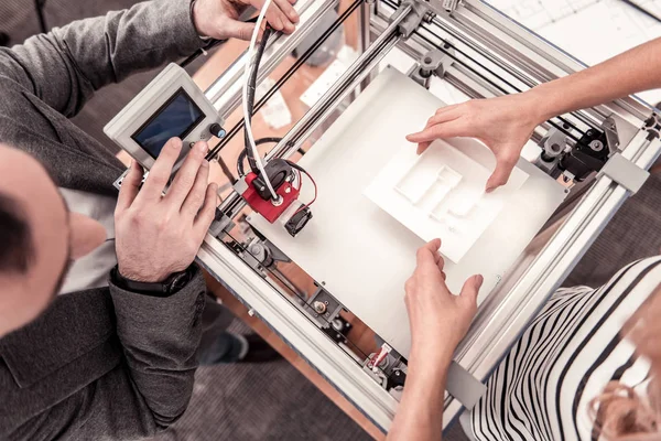 Top view of man adjusting 3D printer — Stock Photo, Image