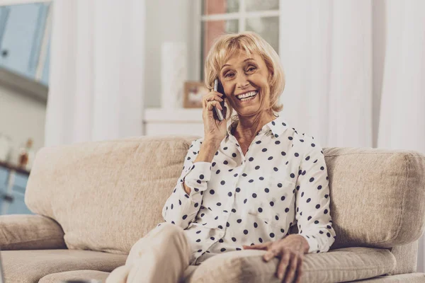 Persona anciana encantada hablando por teléfono —  Fotos de Stock