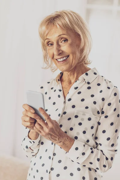 Mujer madura feliz sonriendo en la cámara — Foto de Stock