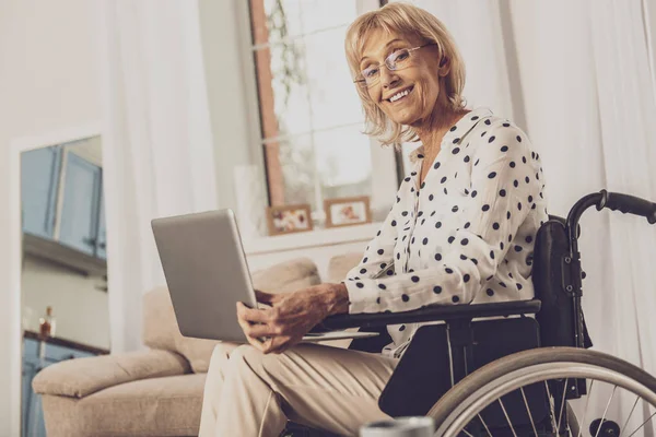 Positivo encantado mujer inválida que trabaja con el ordenador portátil — Foto de Stock