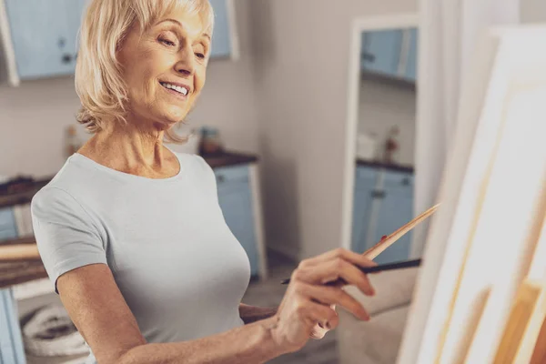 Positivo felice donna matura guardando il suo lavoro — Foto Stock