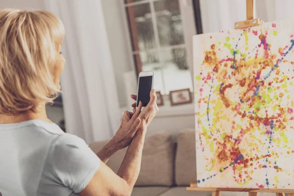 Glada blond kvinna med hennes telefon — Stockfoto