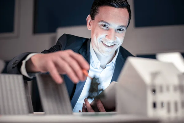 Glad trevlig man titta på stadsdelen modell — Stockfoto