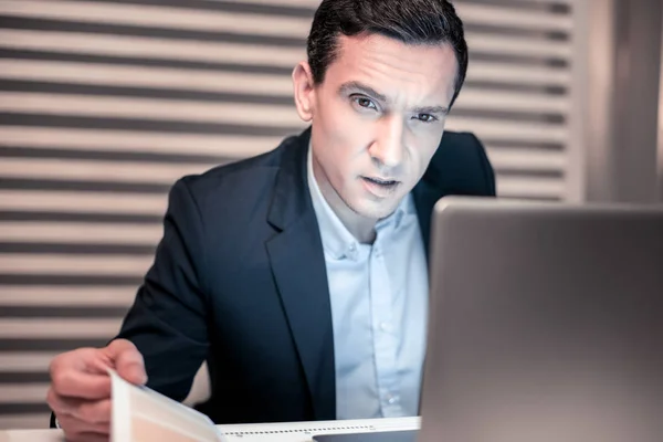 Hombre de negocios inteligente serio mirando la pantalla del ordenador portátil — Foto de Stock