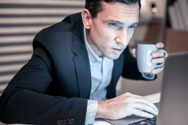 Bonito homem bonito focado em seu trabalho — Fotografia de Stock