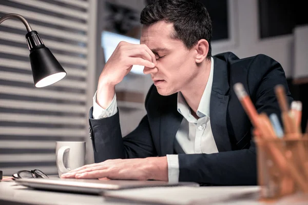 Bonito homem de negócios bonito inteligente sentindo-se muito cansado — Fotografia de Stock