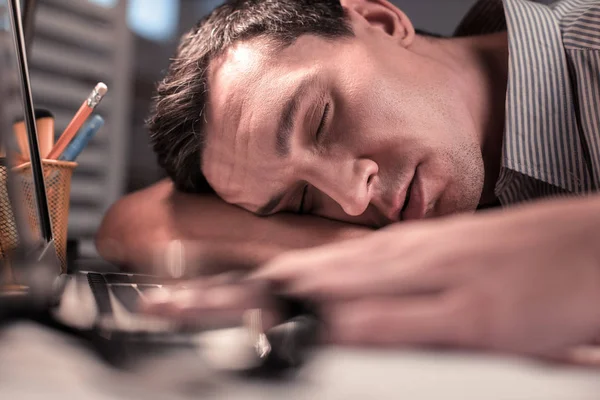 Cara de um homem dormindo bonito cansado — Fotografia de Stock