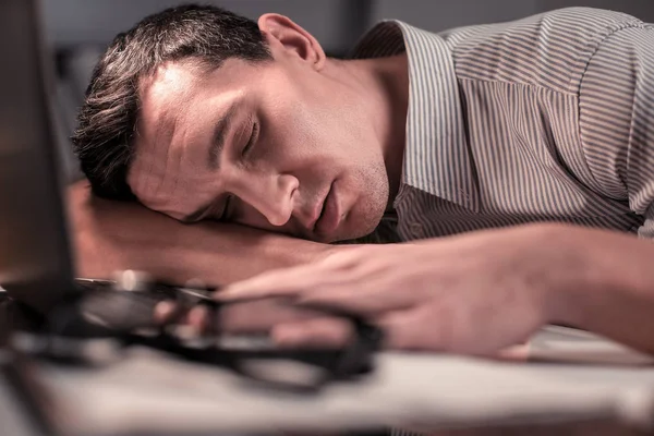 Aangename knappe man slapen aan de balie — Stockfoto