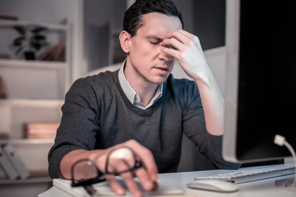 Bonito homem agradável sentindo-se cansado depois do trabalho — Fotografia de Stock