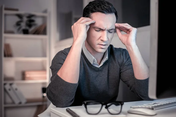 Kluger netter Mann macht Pause von der Arbeit — Stockfoto