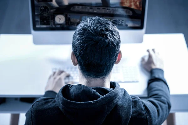 Bom homem inteligente sendo viciado em jogos de computador — Fotografia de Stock