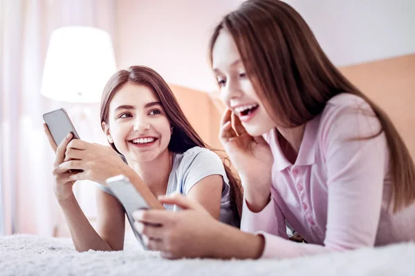 Feliz duas meninas navegando sites internacionais — Fotografia de Stock