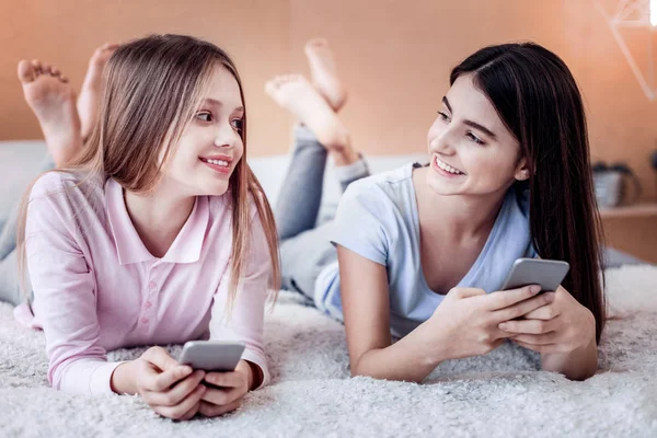 Feliz amigável duas meninas conversando em casa — Fotografia de Stock