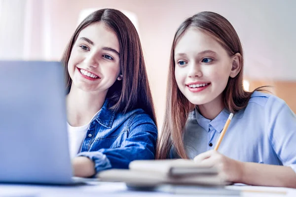 Vigoroso duas meninas brainstorming quando estudar duro — Fotografia de Stock