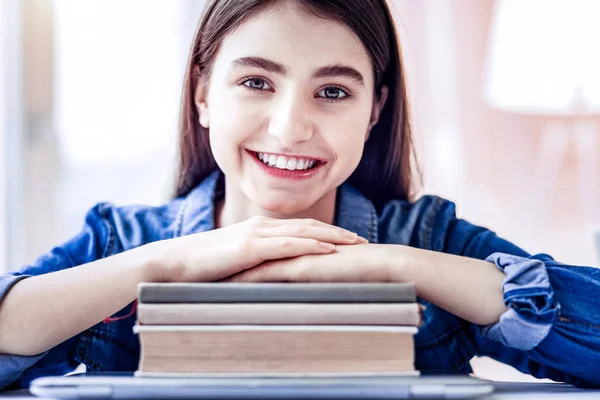 Fröhliches fröhliches Mädchen bekommt Wissen aus Büchern — Stockfoto