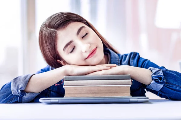 Jovem calma tirando cochilo em livros — Fotografia de Stock