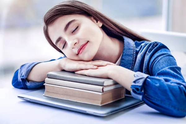 Encantadora chica agradable durmiendo en los libros de la escuela —  Fotos de Stock