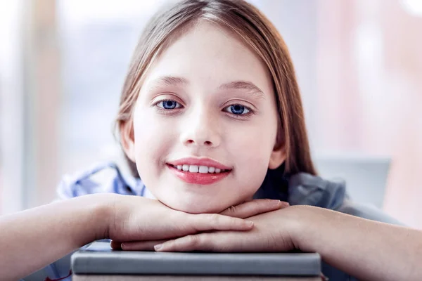 Jolly optimistisch meisje kennis ontvangen boeken — Stockfoto