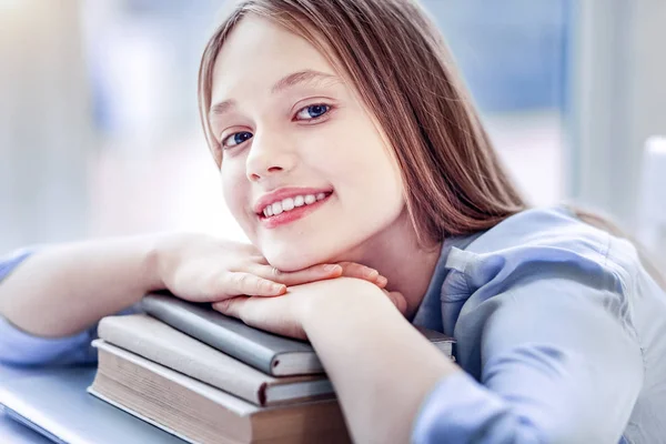 Energisches selbstbewusstes Mädchen, das Wissen aus Büchern gewinnt — Stockfoto