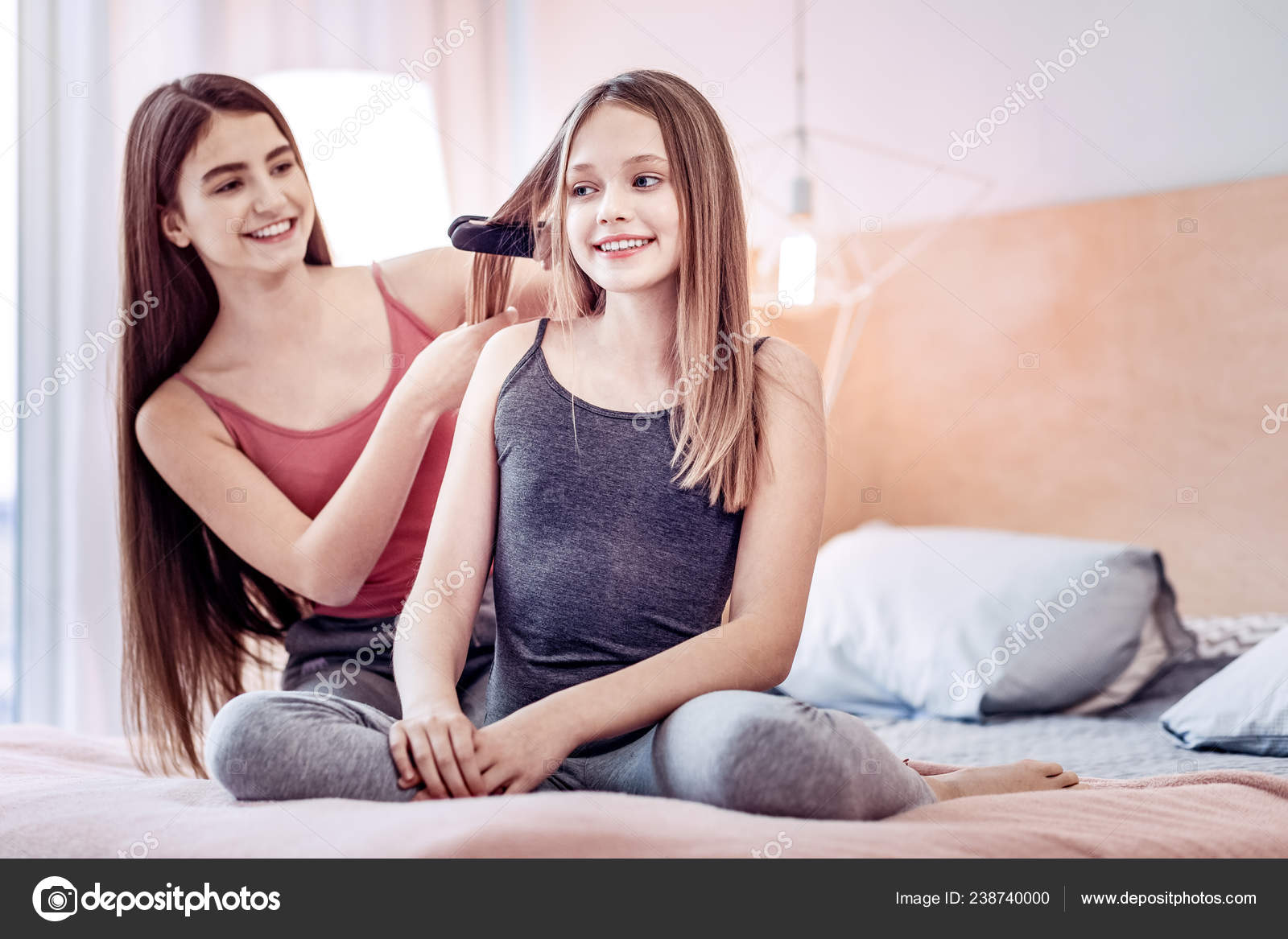 dentro actualizar Corroer Alegre dos chicas alisando el cabello en la cama: fotografía de stock ©  yacobchuk1 #238740000 | Depositphotos