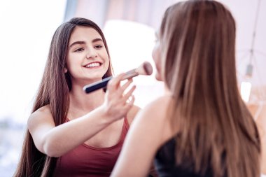 Mutlu iki kız ile eğlenceli renk düzeltme