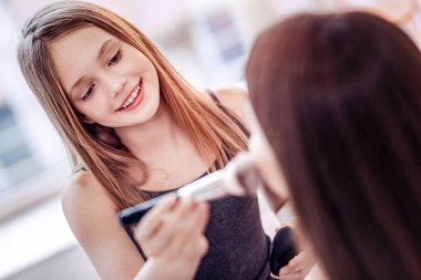 Kızarıklık kamufle mutlu iki kız parti defore