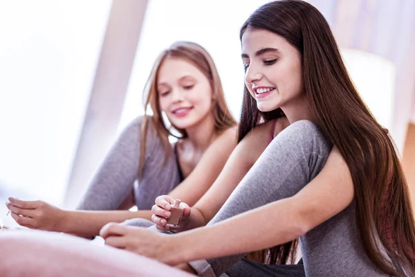 Pedicure Casa Baixo Ângulo Duas Meninas Positivas Aplicando Esmalte Comunicando — Fotografia de Stock