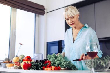 Nice yaşlı kadın kesme taze yeşil salata