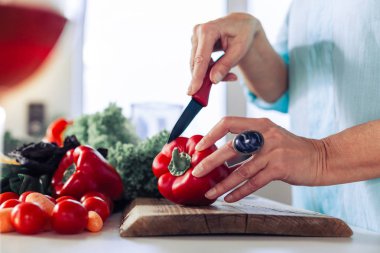 Bir bıçak kesim biber için kullanılan yakın çekim