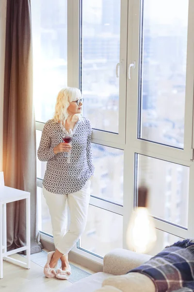 Niza mujer relajada de pie cerca de la ventana grande — Foto de Stock