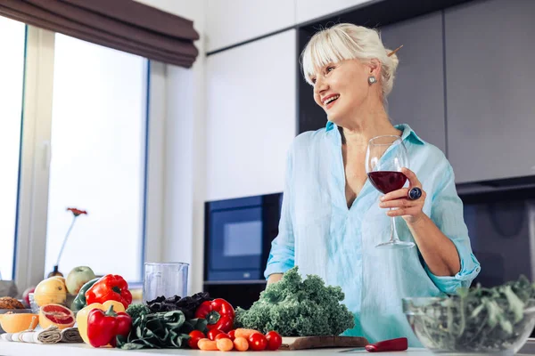 Счастливая расслабленная женщина пьет вкусное красное вино — стоковое фото
