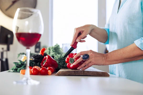 Salade Été Gros Plan Poivron Rouge Sur Planche Découper Pendant — Photo