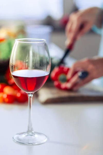 Selektiver Fokus eines Glases mit Rotwein — Stockfoto