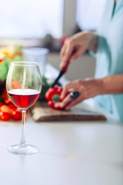 Selektiv fokus för vin stående på bordet — Stockfoto