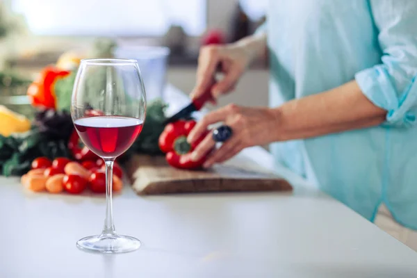 Стекло с красным вином, стоящим на столе — стоковое фото