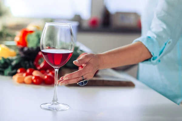 Селективный фокус женской руки, берущей вино — стоковое фото