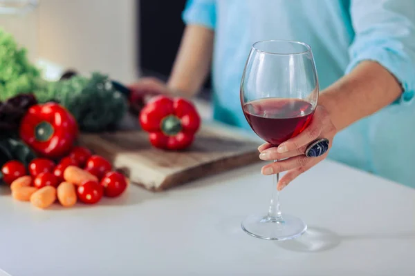 Selektiv fokus för ett glas fylld med vin — Stockfoto