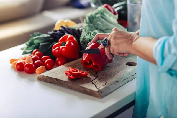 Kesim sırasında bir biber yakın çekim