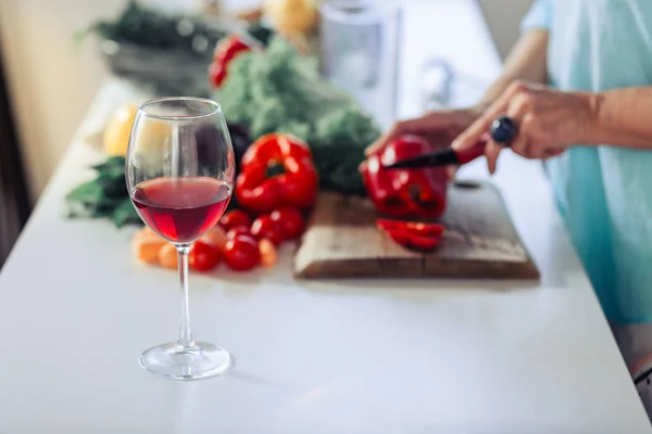 Enfoque selectivo de un vaso con bebida alcohólica — Foto de Stock