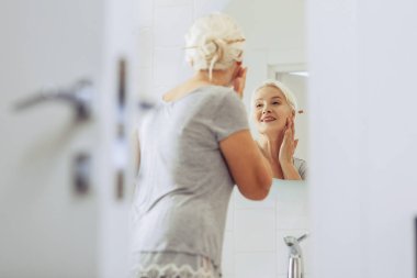 Güzel pozitif kadın yanağı dokunmadan kıdemli