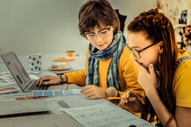 Şık erkek kardeşiyle giysi tasarımı mavi şal