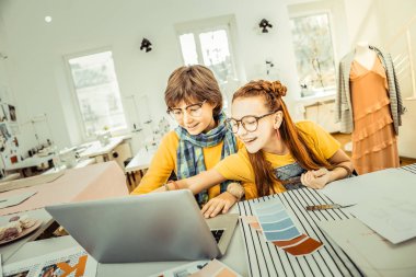 Okul içinde bir anne atelier eğlenirken gülüyor